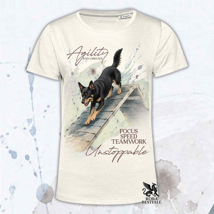 T-shirt beige stampata con un Australian Kelpie che fa Agility. Grafica originale Roba Bestiale, collezione A-Frame