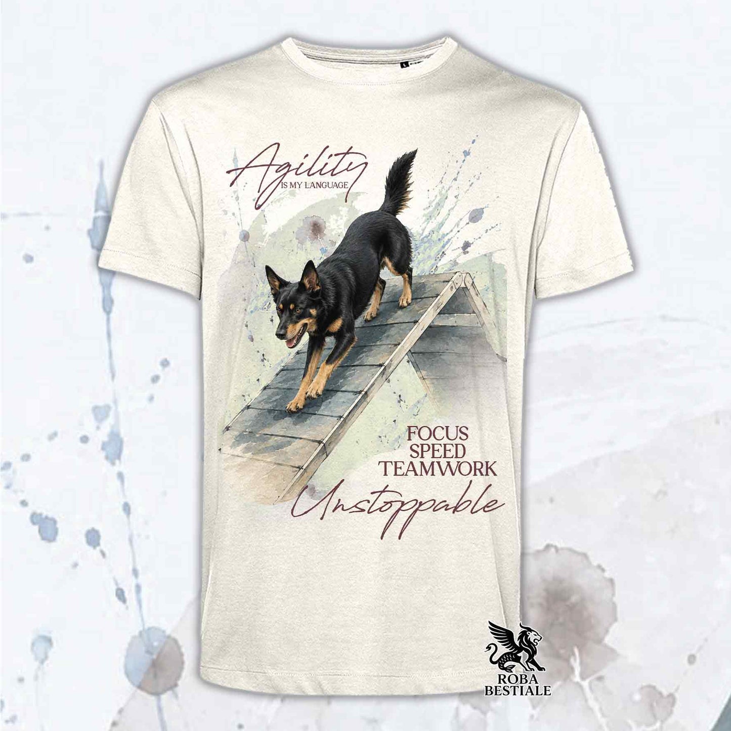 T-shirt beige stampata con un Australian Kelpie che fa Agility. Grafica originale Roba Bestiale, collezione A-Frame