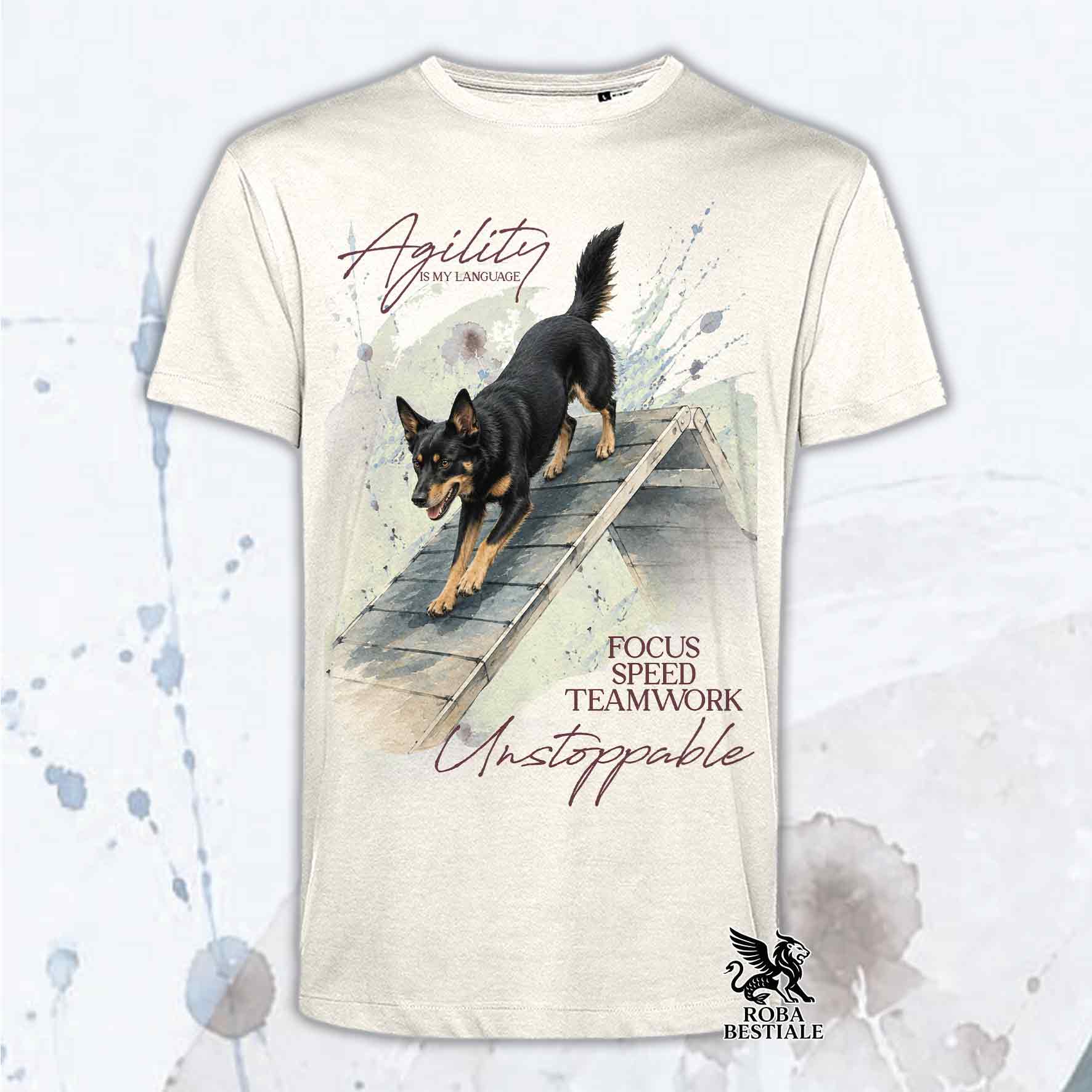 T-shirt beige stampata con un Australian Kelpie che fa Agility. Grafica originale Roba Bestiale, collezione A-Frame