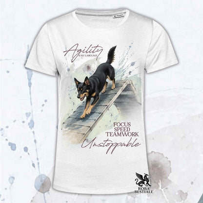 T-shirt bianca stampata con un Australian Kelpie che fa Agility. Grafica originale Roba Bestiale, collezione A-Frame