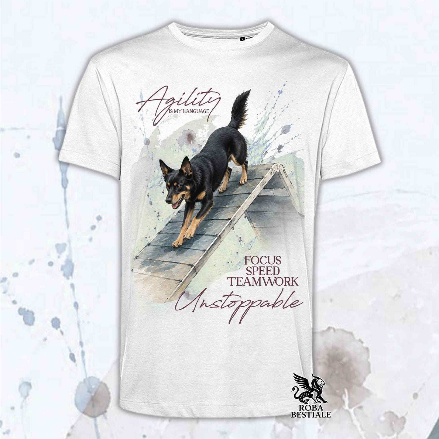 T-shirt bianca stampata con un Australian Kelpie che fa Agility. Grafica originale Roba Bestiale, collezione A-Frame