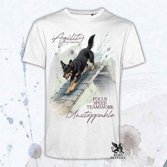 T-shirt bianca stampata con un Australian Kelpie che fa Agility. Grafica originale Roba Bestiale, collezione A-Frame