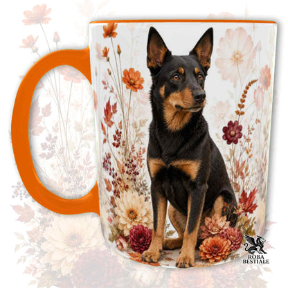 Tazza con la stampa di un Australian Kelpie seduto in mezzo a fiori e foglie autunnali. Grafica originale Roba Bestiale, collezione Fall in Love
