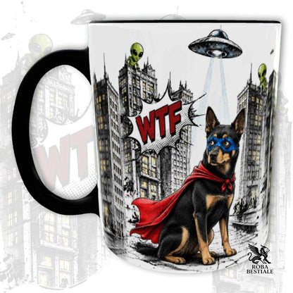 Tazza nera stampata con un Australian Kelpie con espressione sorpresa, vestito da Super Eroe. Grafica originale Roba Bestiale, collezione Hero
