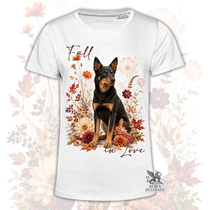 T-shirt bianca stampata con un Australian Kelpie seduto in mezzo a fiori e foglie autunnali. Grafica originale Roba Bestiale, collezione Fall