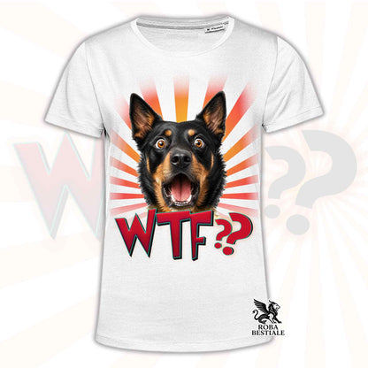 T-shirt bianca stampata con un Australian Kelpie con espressione sorpresa. Grafica originale Roba Bestiale, collezione WTF??