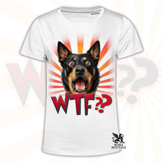 T-shirt bianca stampata con un Australian Kelpie con espressione sorpresa. Grafica originale Roba Bestiale, collezione WTF??