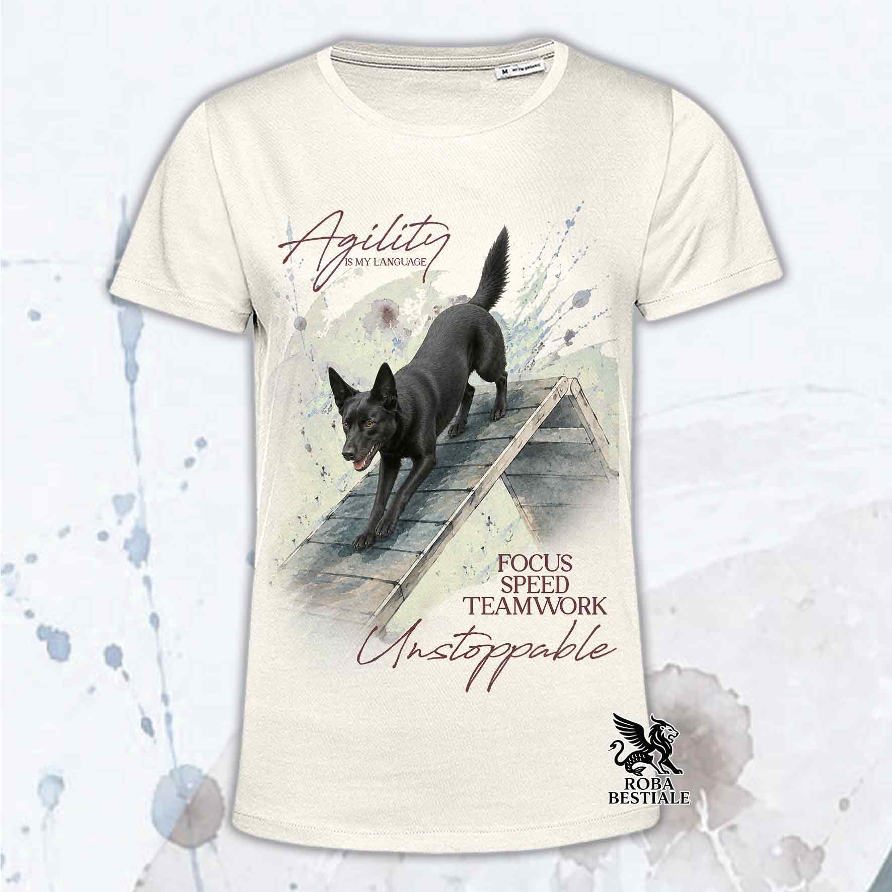 T-shirt bianca stampata con un Australian Kelpie che fa Agility. Grafica originale Roba Bestiale, collezione A-Frame