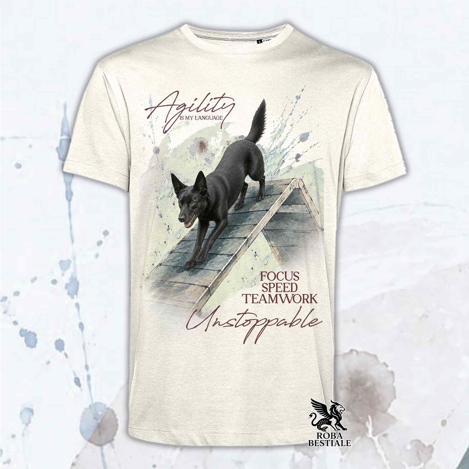 T-shirt bianca stampata con un Australian Kelpie che fa Agility. Grafica originale Roba Bestiale, collezione A-Frame