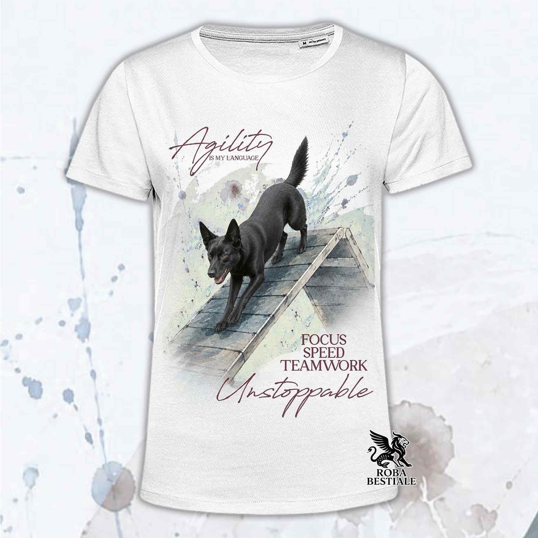 T-shirt bianca stampata con un Australian Kelpie che fa Agility. Grafica originale Roba Bestiale, collezione A-Frame