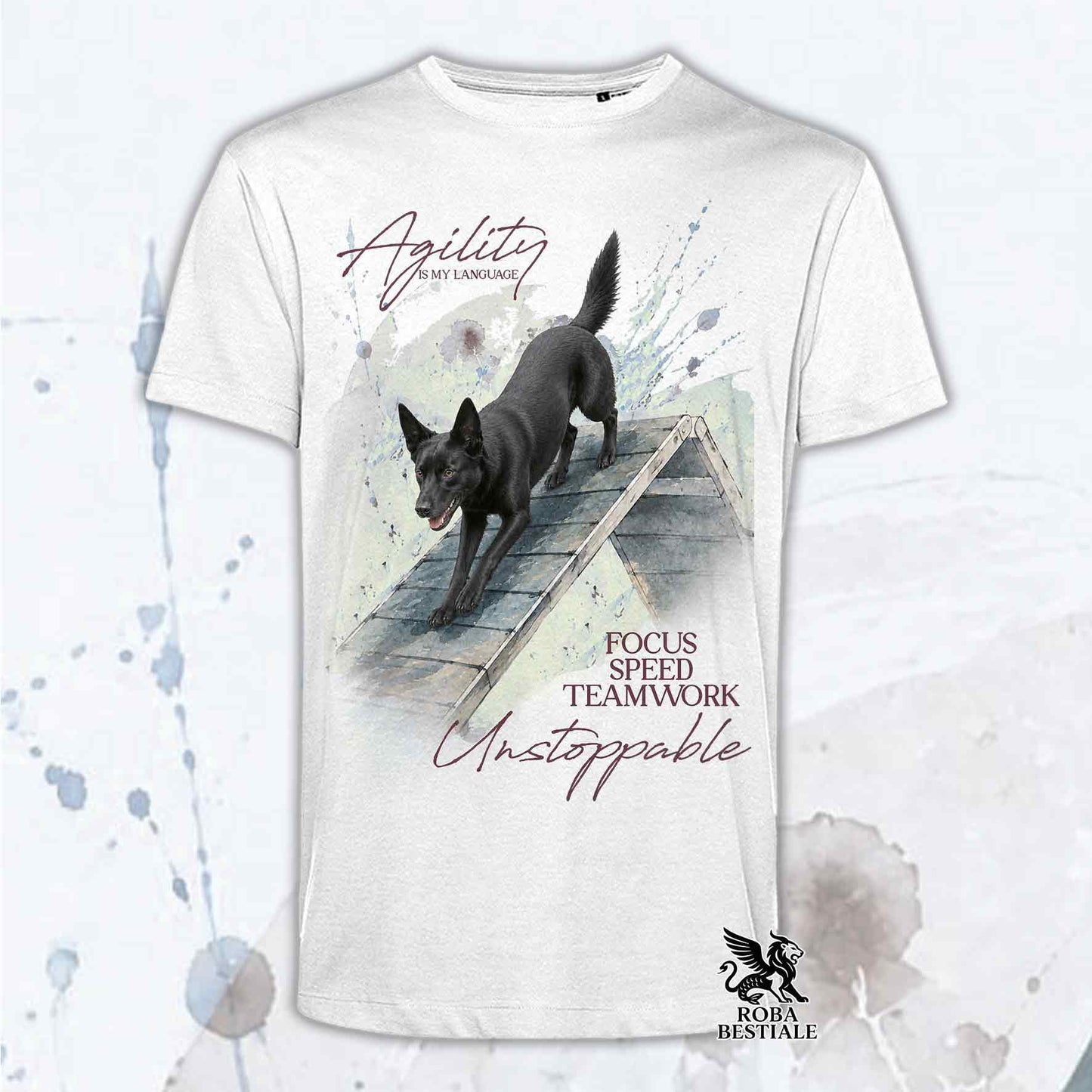 T-shirt bianca stampata con un Australian Kelpie che fa Agility. Grafica originale Roba Bestiale, collezione A-Frame