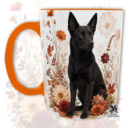 Tazza con la stampa di un Australian Kelpie seduto in mezzo a fiori e foglie autunnali. Grafica originale Roba Bestiale, collezione Fall in Love