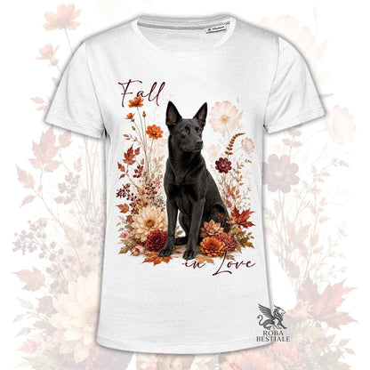 T-shirt bianca stampata con un Australian Kelpie seduto in mezzo a fiori e foglie autunnali. Grafica originale Roba Bestiale, collezione Fall