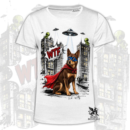 T-shirt bianca stampata con un Australian Kelpie con espressione sorpresa, vestito da Super Eroe. Grafica originale Roba Bestiale, collezione Hero