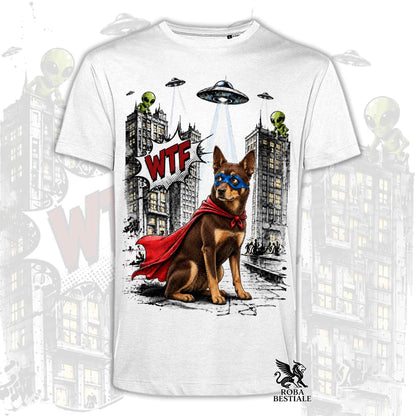 T-shirt bianca stampata con un Australian Kelpie con espressione sorpresa, vestito da Super Eroe. Grafica originale Roba Bestiale, collezione Hero