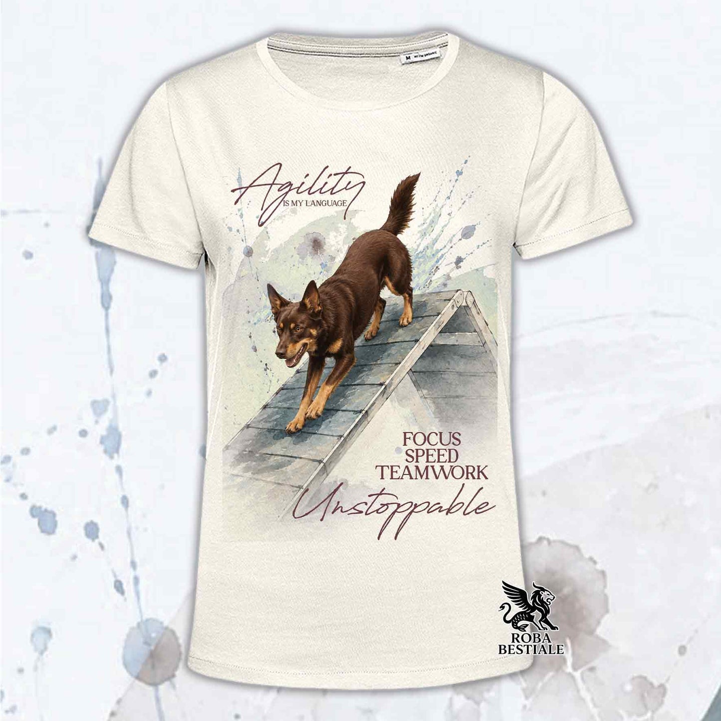 T-shirt bianca stampata con un Australian Kelpie che fa Agility. Grafica originale Roba Bestiale, collezione A-Frame