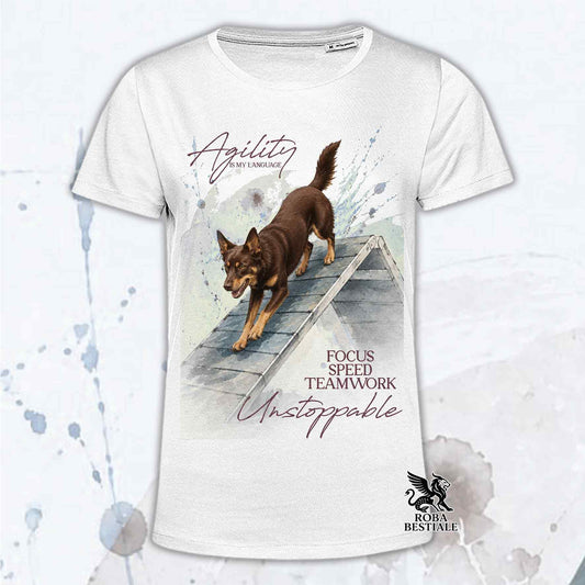 T-shirt bianca stampata con un Australian Kelpie che fa Agility. Grafica originale Roba Bestiale, collezione A-Frame