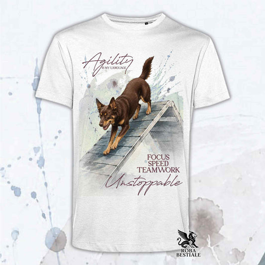 T-shirt bianca stampata con un Australian Kelpie che fa Agility. Grafica originale Roba Bestiale, collezione A-Frame