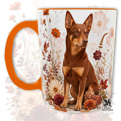Tazza con la stampa di un Australian Kelpie seduto in mezzo a fiori e foglie autunnali. Grafica originale Roba Bestiale, collezione Fall in Love