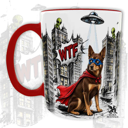 Tazza rossa stampata con un Australian Kelpie con espressione sorpresa, vestito da Super Eroe. Grafica originale Roba Bestiale, collezione Hero