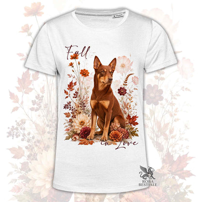 T-shirt bianca stampata con un Australian Kelpie seduto in mezzo a fiori e foglie autunnali. Grafica originale Roba Bestiale, collezione Fall