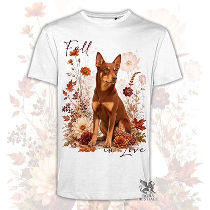 T-shirt bianca stampata con un Australian Kelpie seduto in mezzo a fiori e foglie autunnali. Grafica originale Roba Bestiale, collezione Fall