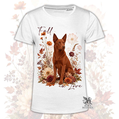 T-shirt bianca stampata con un Australian Kelpie seduto in mezzo a fiori e foglie autunnali. Grafica originale Roba Bestiale, collezione Fall