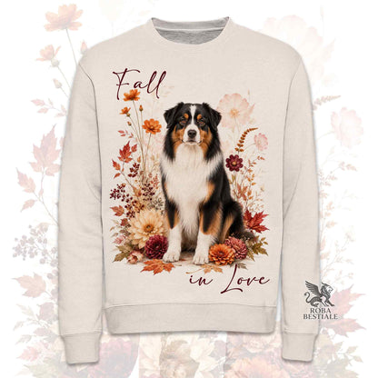 Felpa girocollo beige stampata con un Australian Shepherd seduto in mezzo a fiori e foglie autunnali. Grafica originale Roba Bestiale, collezione Fall in Love
