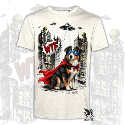 T-shirt beige stampata con un Australian Shepherd con espressione sorpresa, vestito da Super Eroe. Grafica originale Roba Bestiale, collezione Hero