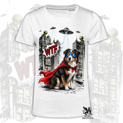 T-shirt bianca stampata con un Australian Shepherd con espressione sorpresa, vestito da Super Eroe. Grafica originale Roba Bestiale, collezione Hero
