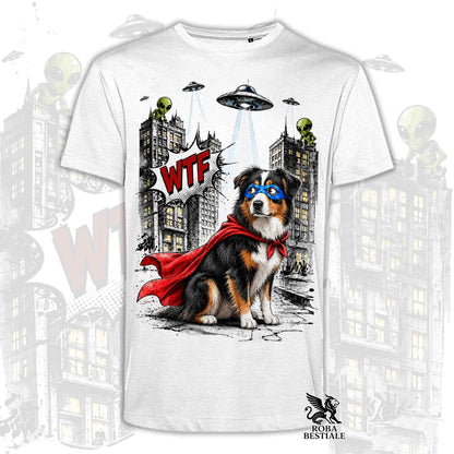 T-shirt bianca stampata con un Australian Shepherd con espressione sorpresa, vestito da Super Eroe. Grafica originale Roba Bestiale, collezione Hero