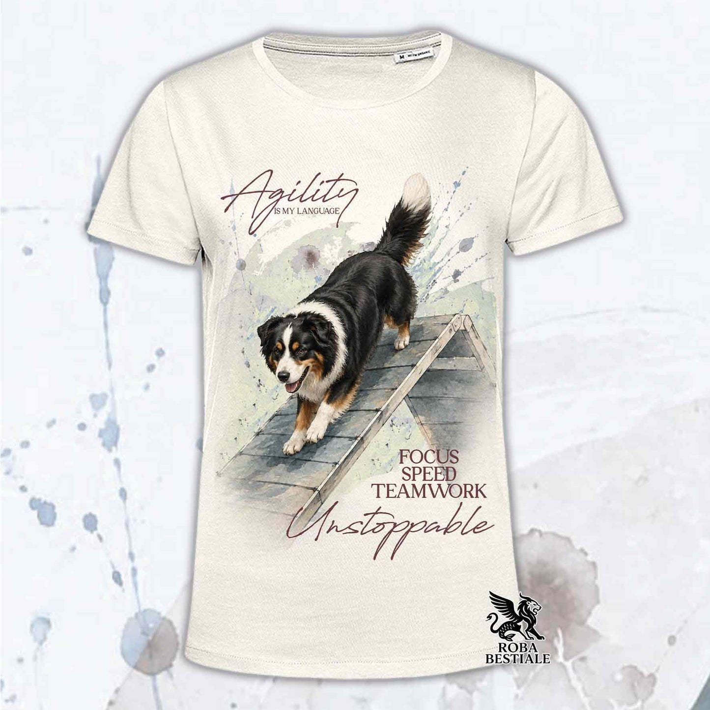 T-shirt beige stampata con un Australian Shepherd che fa Agility. Grafica originale Roba Bestiale, collezione A-Frame