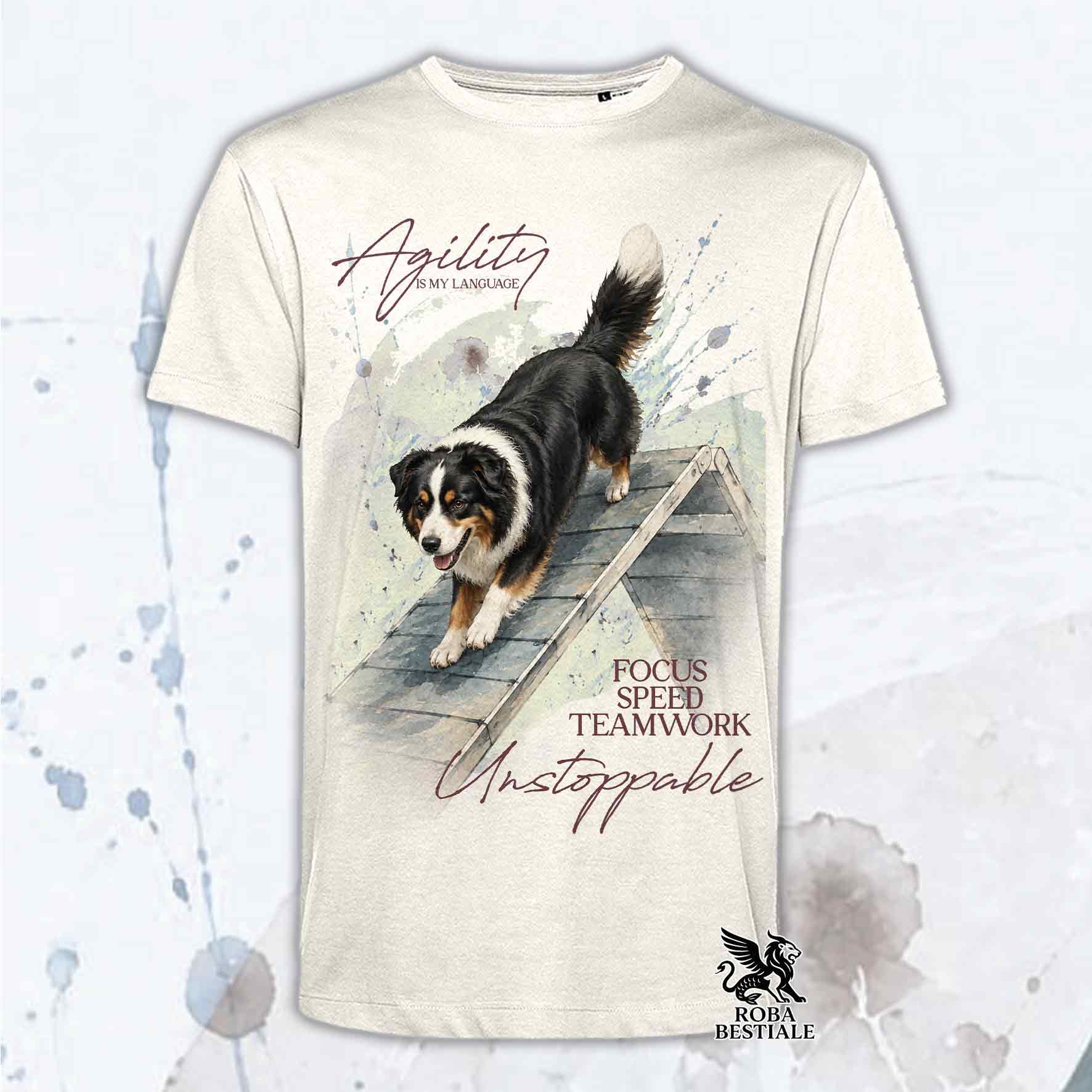 T-shirt beige stampata con un Australian Shepherd che fa Agility. Grafica originale Roba Bestiale, collezione A-Frame