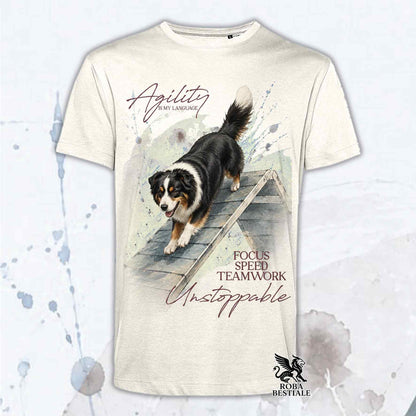 T-shirt beige stampata con un Australian Shepherd che fa Agility. Grafica originale Roba Bestiale, collezione A-Frame
