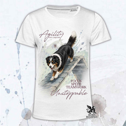 T-shirt bianca stampata con un Australian Shepherd che fa Agility. Grafica originale Roba Bestiale, collezione A-Frame