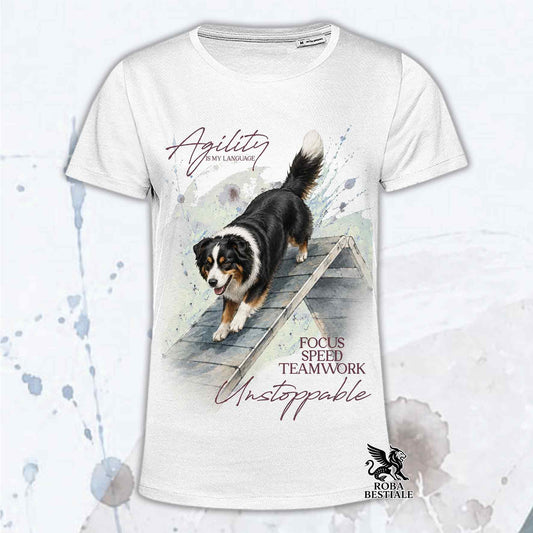 T-shirt bianca stampata con un Australian Shepherd che fa Agility. Grafica originale Roba Bestiale, collezione A-Frame