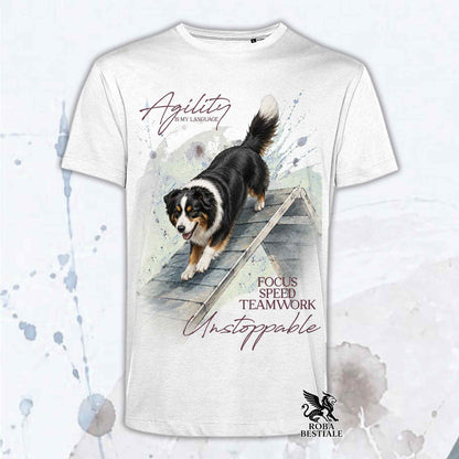 T-shirt bianca stampata con un Australian Shepherd che fa Agility. Grafica originale Roba Bestiale, collezione A-Frame
