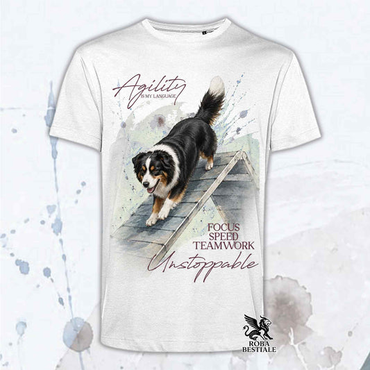 T-shirt bianca stampata con un Australian Shepherd che fa Agility. Grafica originale Roba Bestiale, collezione A-Frame