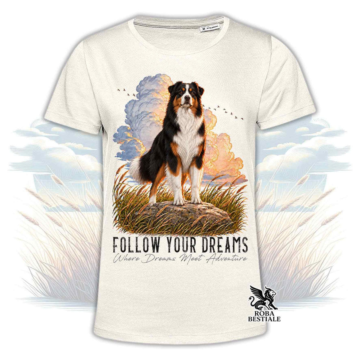 T-shirt beige stampata con un Australian Shepherd. Grafica originale Roba Bestiale, collezione Dream