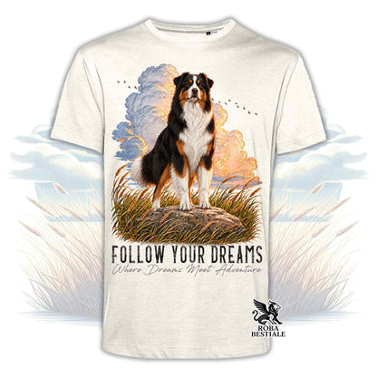 T-shirt beige stampata con un Australian Shepherd. Grafica originale Roba Bestiale, collezione Dream