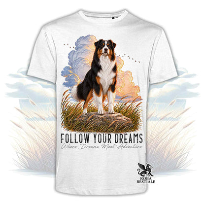 T-shirt bianca stampata con un Australian Shepherd. Grafica originale Roba Bestiale, collezione Dream