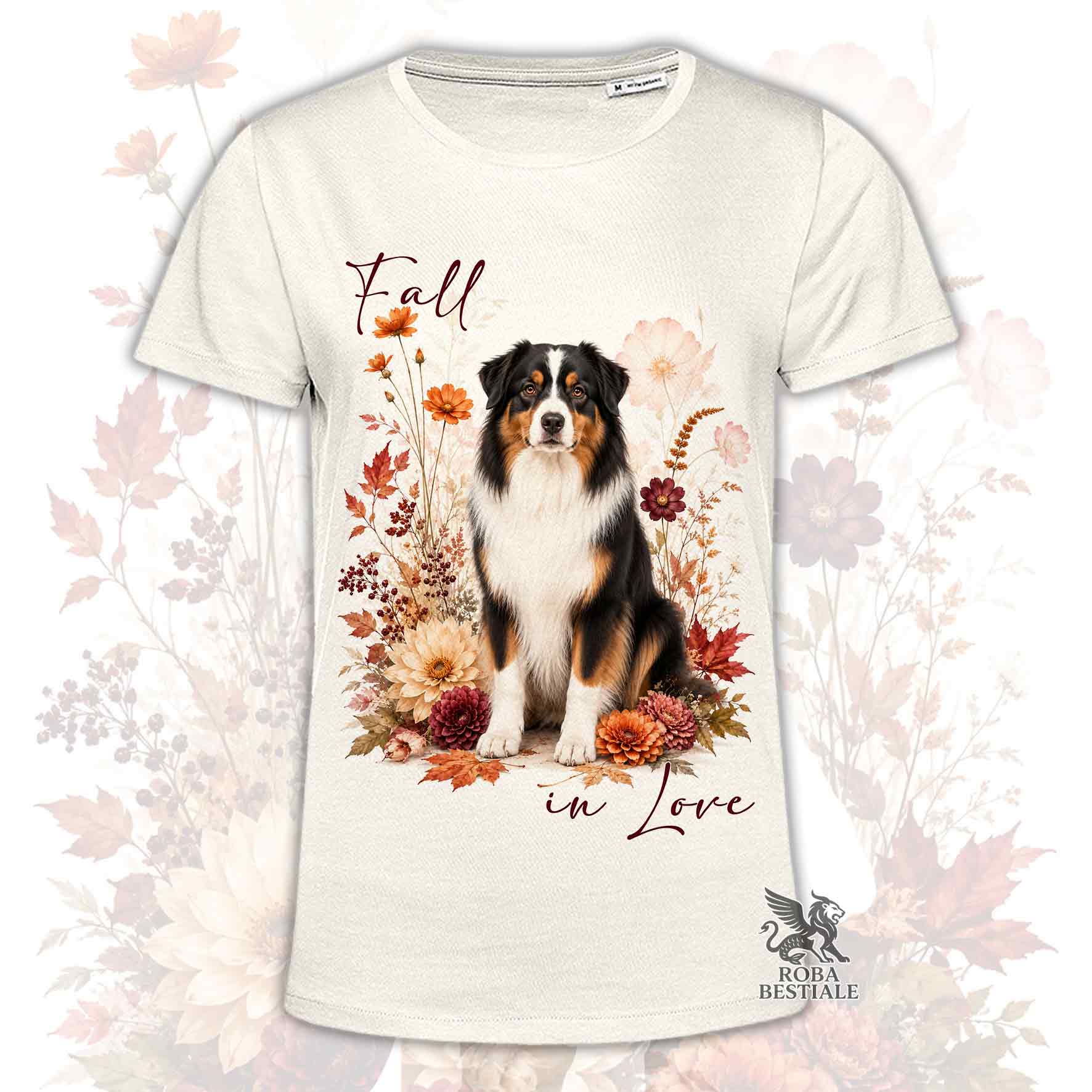 T-shirt beige stampata con un Australian Shepherd seduto in mezzo a fiori e foglie autunnali. Grafica originale Roba Bestiale, collezione Fall in Love