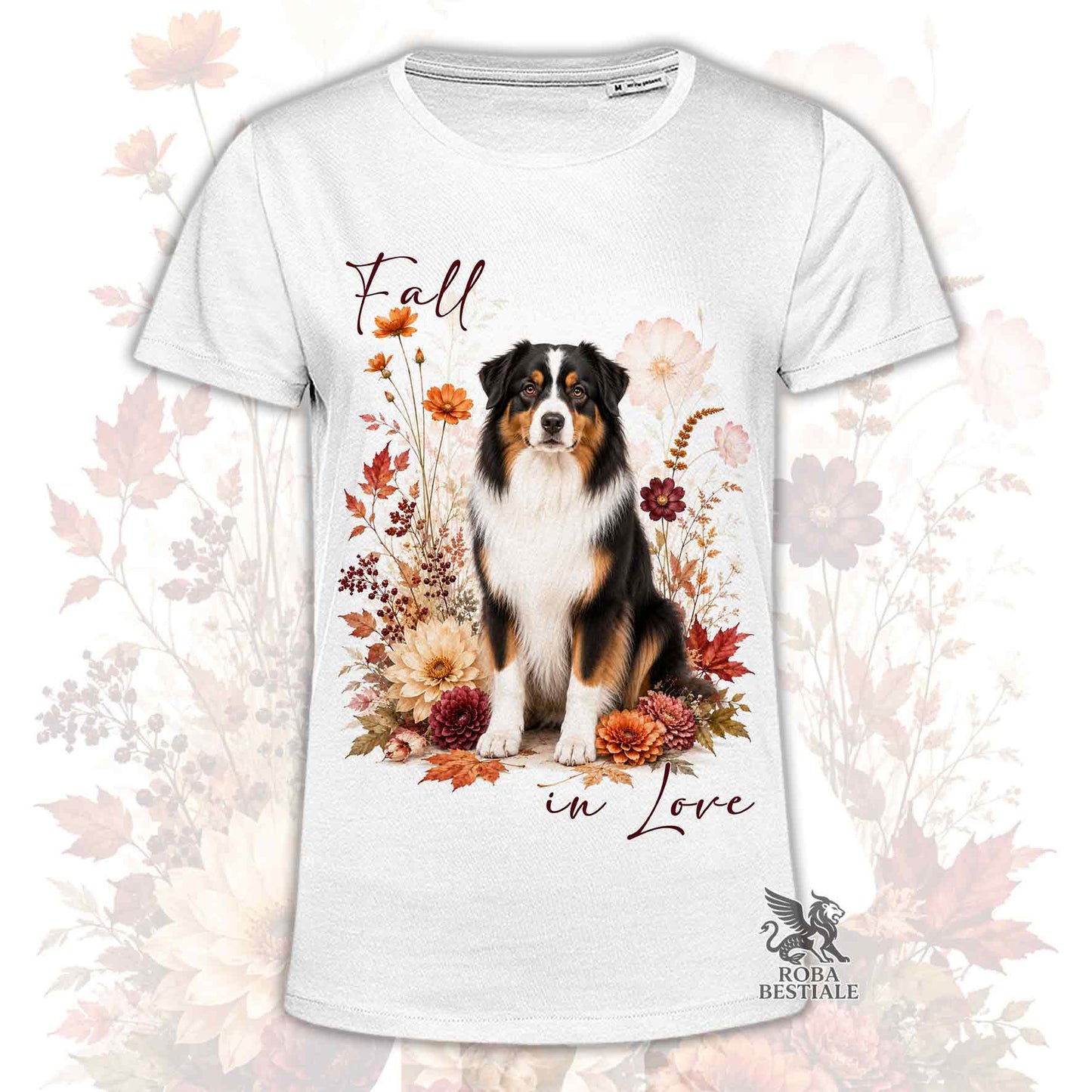 T-shirt bianca stampata con un Australian Shepherd seduto in mezzo a fiori e foglie autunnali. Grafica originale Roba Bestiale, collezione Fall in Love