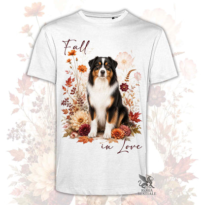T-shirt bianca stampata con un Australian Shepherd seduto in mezzo a fiori e foglie autunnali. Grafica originale Roba Bestiale, collezione Fall in Love