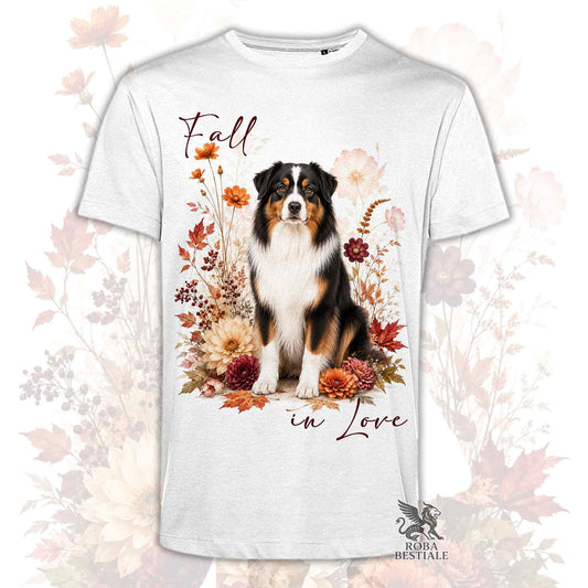 T-shirt bianca stampata con un Australian Shepherd seduto in mezzo a fiori e foglie autunnali. Grafica originale Roba Bestiale, collezione Fall in Love