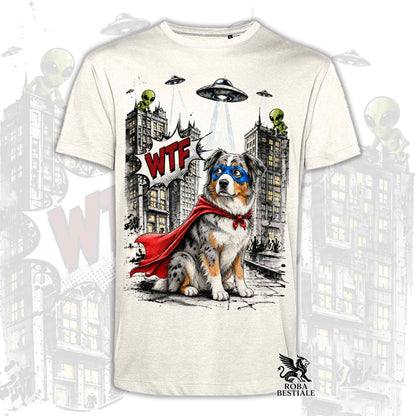 T-shirt beige stampata con un Australian Shepherd con espressione sorpresa, vestito da Super Eroe. Grafica originale Roba Bestiale, collezione Hero