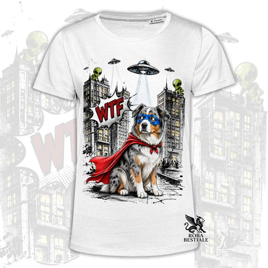 T-shirt bianca stampata con un Australian Shepherd con espressione sorpresa, vestito da Super Eroe. Grafica originale Roba Bestiale, collezione Hero