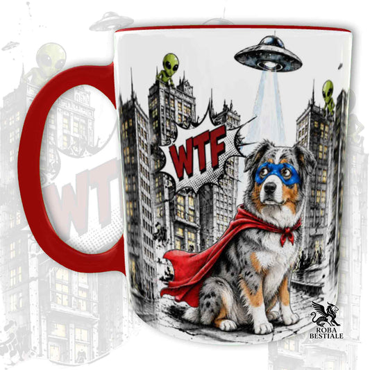 Tazza rossa stampata con un Australian Shepherd con espressione sorpresa, vestito da Super Eroe. Grafica originale Roba Bestiale, collezione Hero