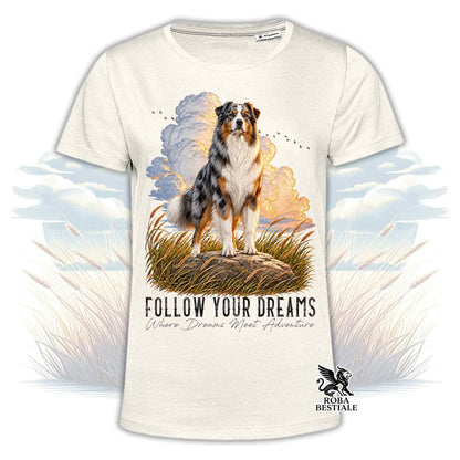 T-shirt beige stampata con un Australian Shepherd. Grafica originale Roba Bestiale, collezione Dream