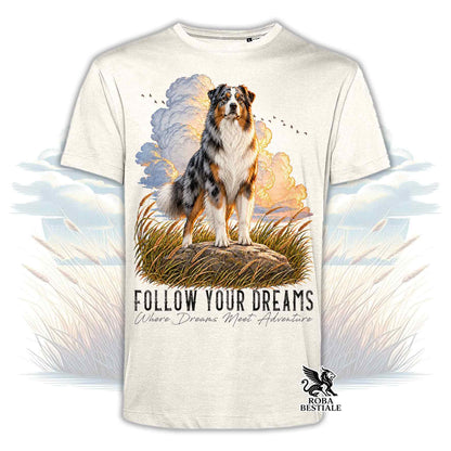 T-shirt beige stampata con un Australian Shepherd. Grafica originale Roba Bestiale, collezione Dream